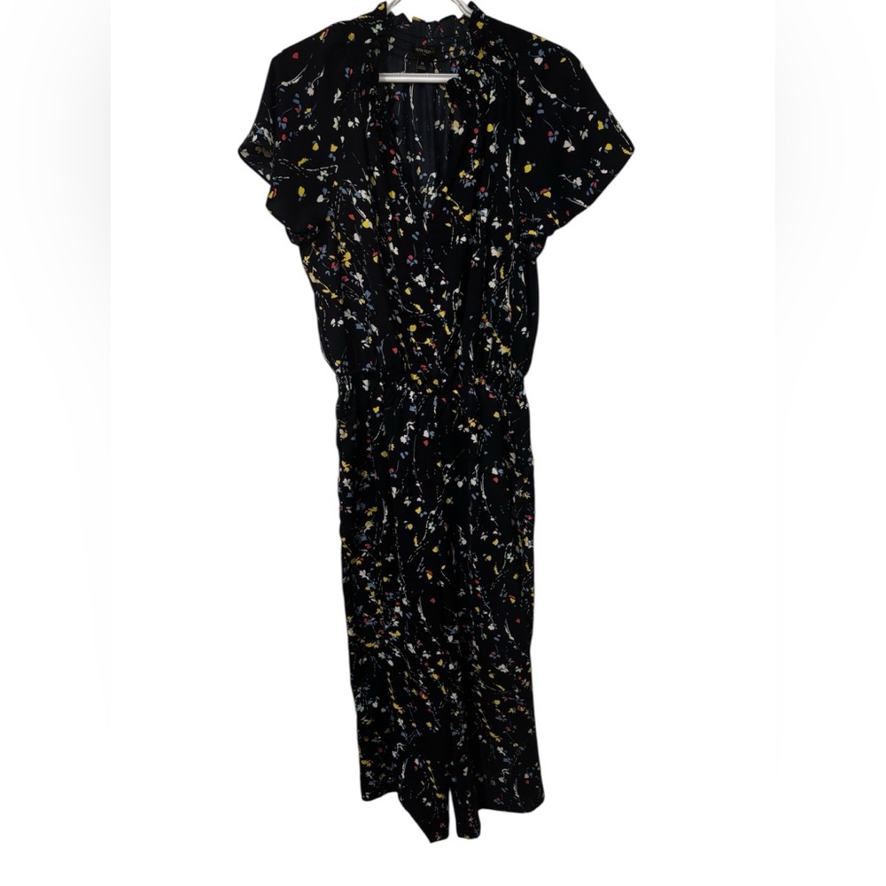 Banana Republic Women's jumpsuit in
navy/floral size Med flutter sleeve wide leg